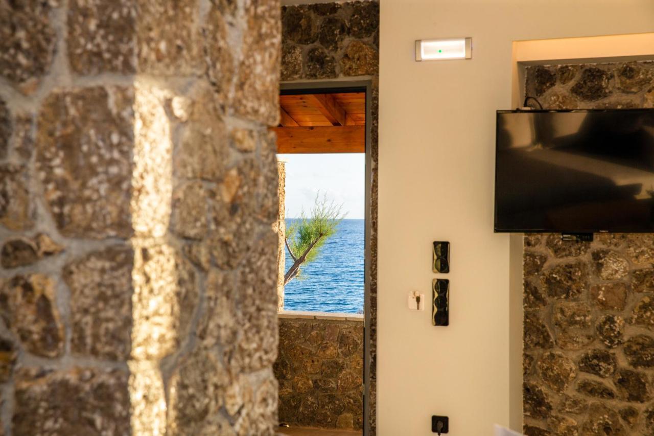 Black Rocks Family, Luxury Seafront Beach Maisonette Άγιος Γόρδιος Εξωτερικό φωτογραφία