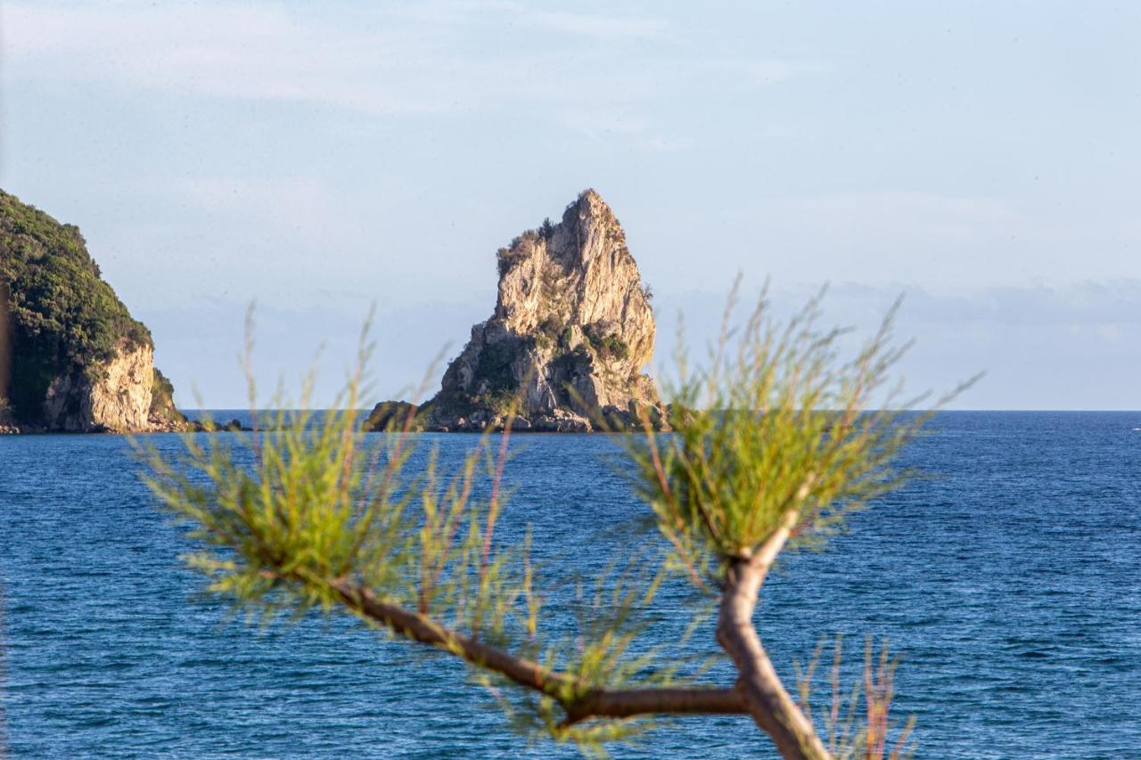 Black Rocks Family, Luxury Seafront Beach Maisonette Άγιος Γόρδιος Εξωτερικό φωτογραφία