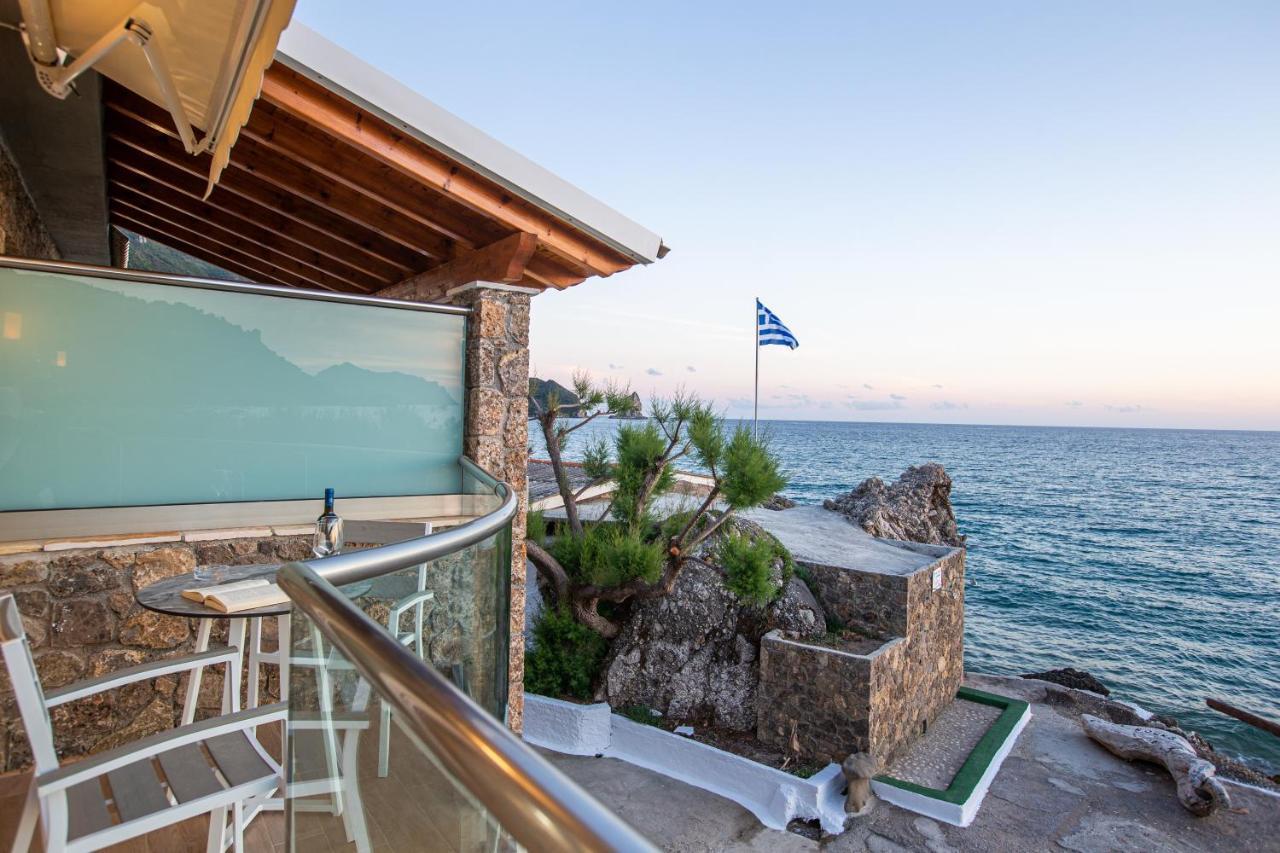 Black Rocks Family, Luxury Seafront Beach Maisonette Άγιος Γόρδιος Εξωτερικό φωτογραφία